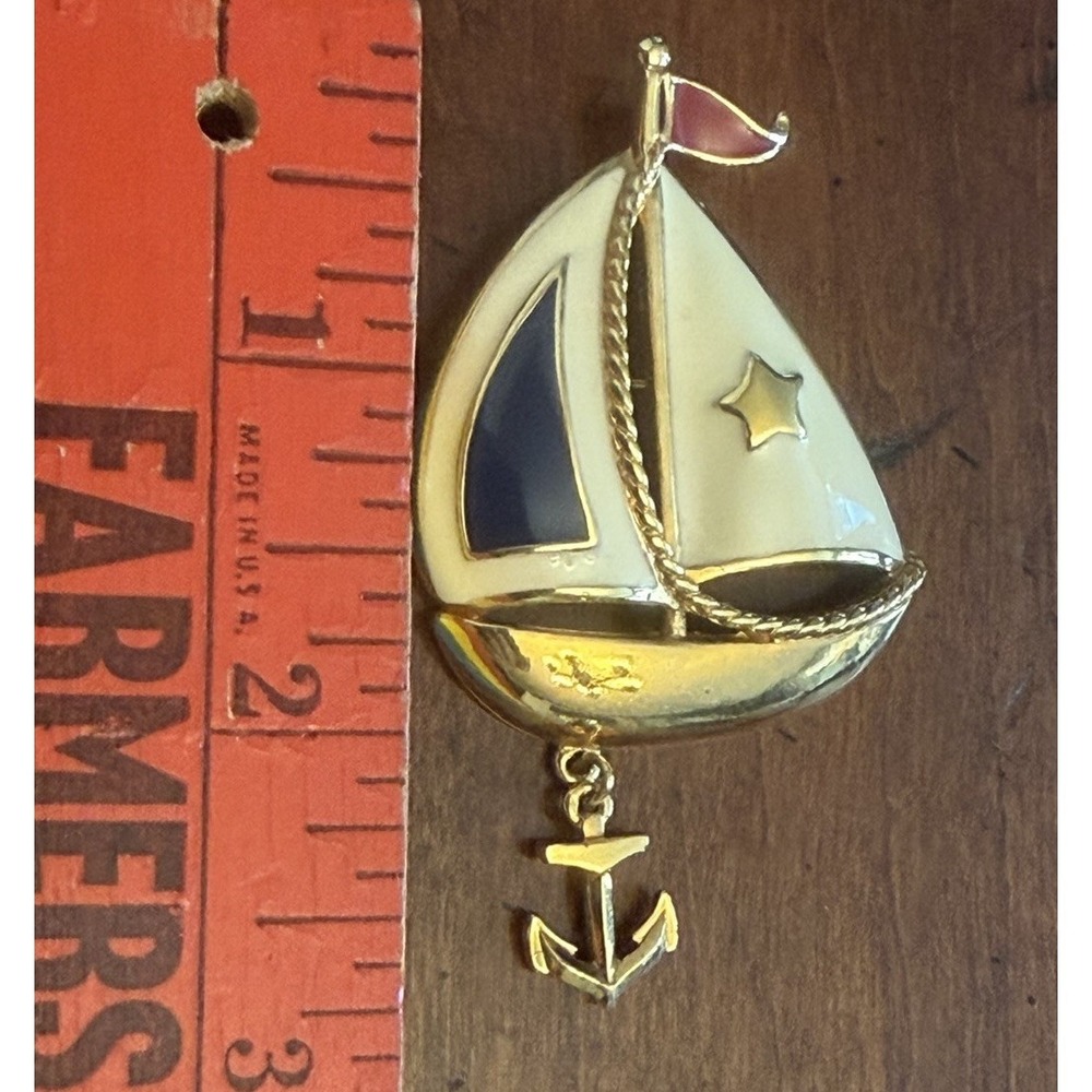 Vintage‎ Avon Signed Enamel Sailboat Brooch Pin Gold Tone Dangling Anchor Star - Picture 4 of 4